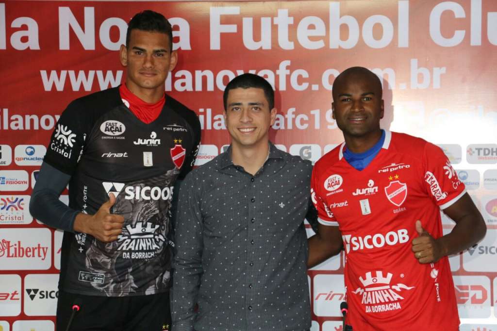 O goleiro Saulo (à esq.) e o zagueiro Reniê foram apresentados pelo diretor de futebol Felipe Albuquerque - Douglas Monteiro/Comunicação Vila Nova