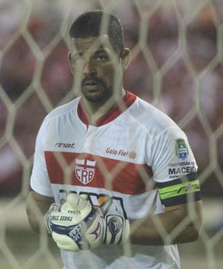 Júlio César, com 38 anos, defendeu pênalti em momento delicado do jogo