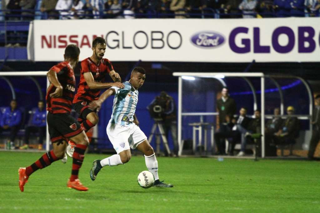 A sexta-feira foi movimentada com dois jogos e ninguém saiu de campo vitorioso - Jamira Furlani/Avaí FC