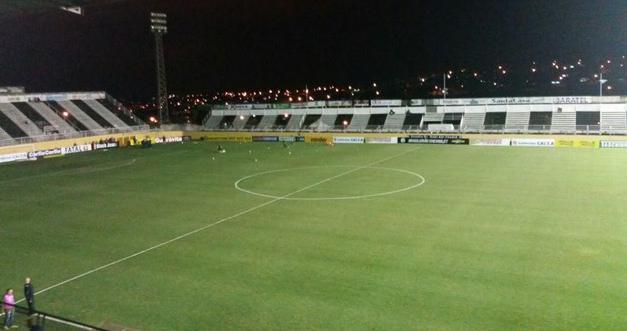 Gramado do Nabizão perfeito, mas iluminação ficou devendo por falha em duas torres. Foto: Bragantino - divulgação