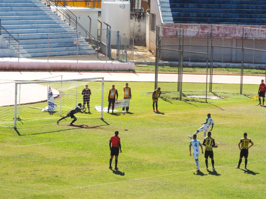 Willians desperdiça pênalti ainda no primeiro tempo de jogo - Foto: Tiago Pavini/XV de Jaú