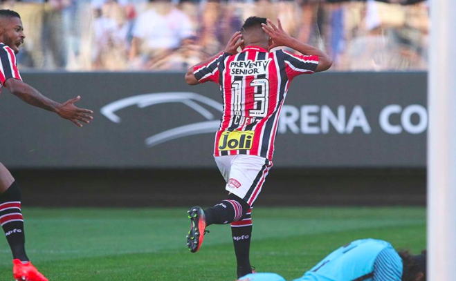 São Paulo saiu na frente com um pênalti, mas Corinthians buscou o empate no clássico do Itaquerão