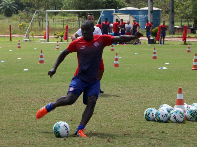 Experiente, meia Hugo acredita no potencial da equipe (Foto: Divulgação / Náutico)