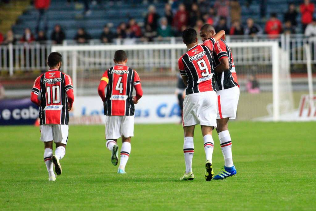 Jogadores do Joinville comemoram um dos dois gols marcados na noite desta terça-feira - Divulgação/Joinville