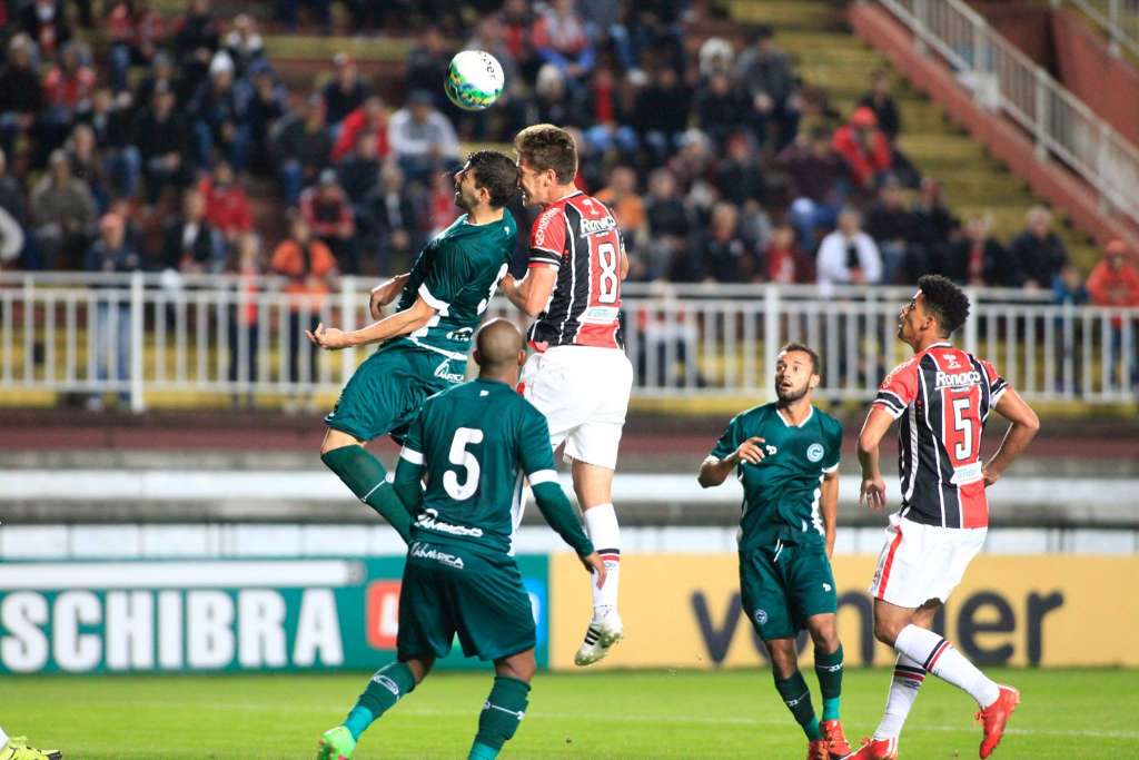 O segundo tempo foi bastante equilibrado, com o Goiás buscando o gol e dando espaço para os contra ataques do Joinville