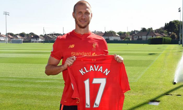 Novo reforço, Ragnar Klavan posa com a camisa do Liverpool 