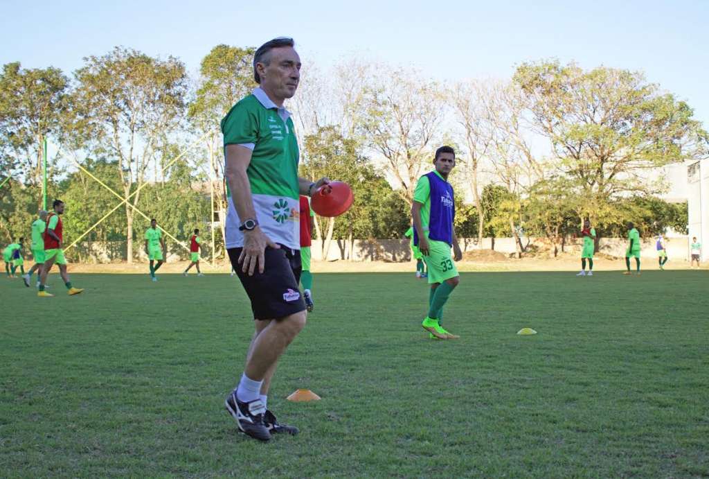 Roberto Fonseca comandou seu primeiro treino no Cuiabá. (Foto: Pedro Lima / Cuiabá EC)