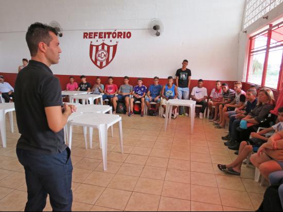 Ex-zagueiro, Émerson Carvalho coordena a base do Noroeste (Foto: Bruno Freitas/Noroeste)