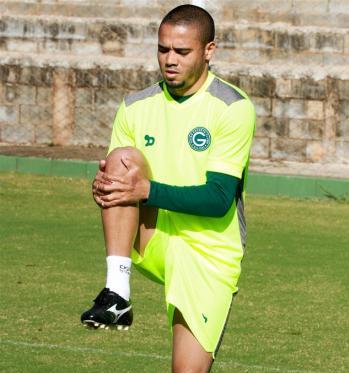 Adriano chega para dar um pouco mais de experiência ao grupo 