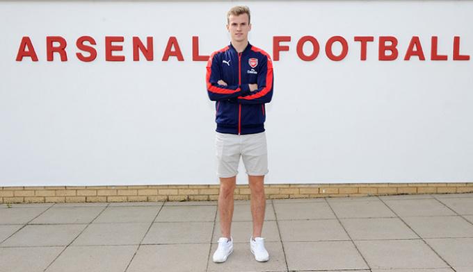 Rob Holding foi o terceiro reforço anunciado pelo clube inglês 