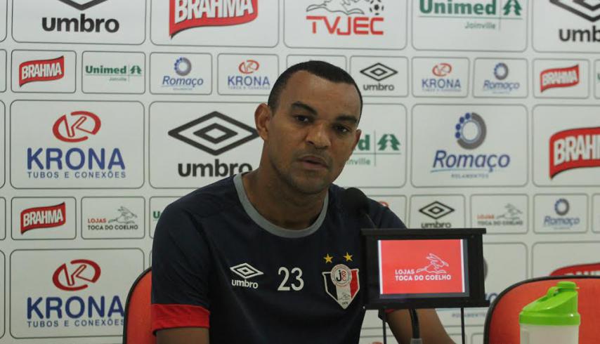 Diones passa bem após cirurgia no tornozelo e espera lutar contra o tempo para voltar com tudo no Joinville