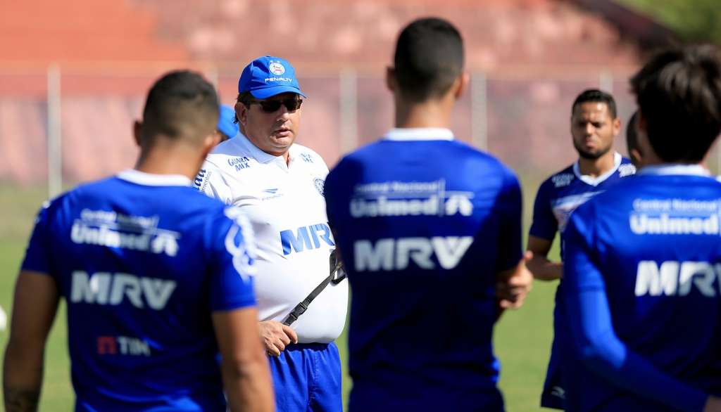 O técnico Guto Ferreira tenta encontrar a formação ideal e vai promover três estreias
