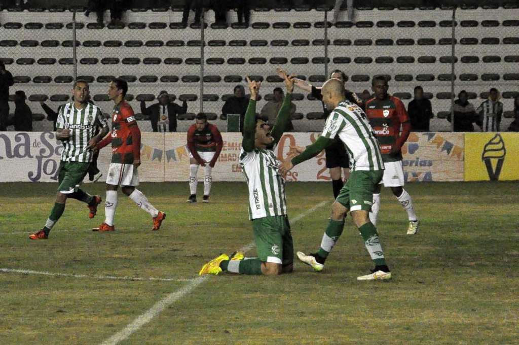 Fahel (de joelhos) sofreu lesão grave e desfalca Juventude até 2017