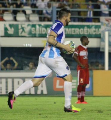 Leandro Cearense diminuiu de pênalti aos 36 e empate saiu aos 47 minutos