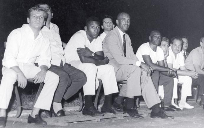 Juca Chaves (esquerda) ao lado de Pelé e Hélio Caxambu durante reunião sindical na década de 50 (foto: arquivo SAPESP)