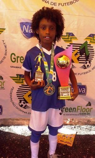Sósia de Ronaldinho Gaúcho, jovem vem se destacando em campeonatos infantis