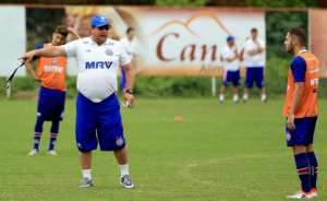Série B: Zagueiro se confunde na apresentação e troca Bahia por Vitória