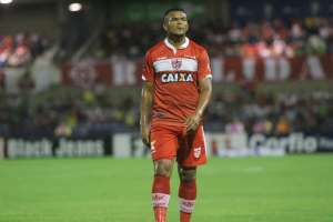 Série B: Após polêmica, Zé Carlos é punido pela diretoria do CRB