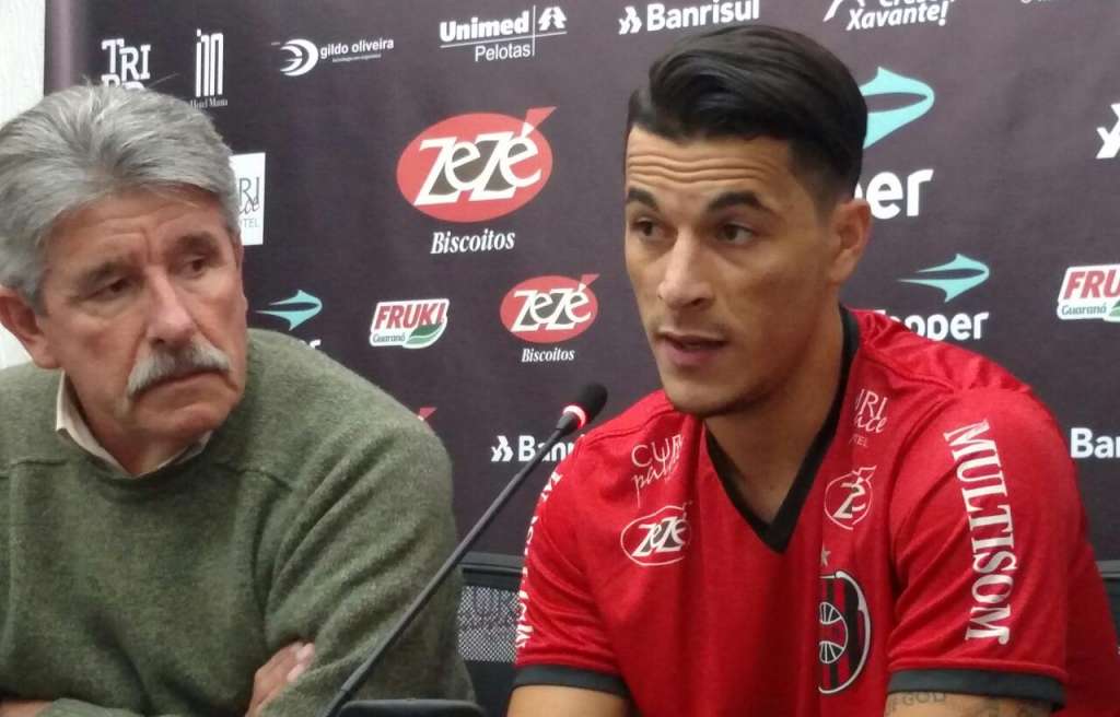 Jonatas Belusso foi apresentado oficialmente, mas vai ter que esperar para estrear - Carlos Insaurriaga/Brasil de Pelotas