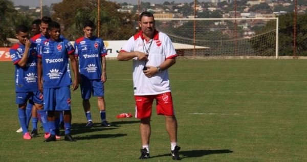 Série B: Após levar quatro gols, Edson sequer é relacionado no Vila Nova