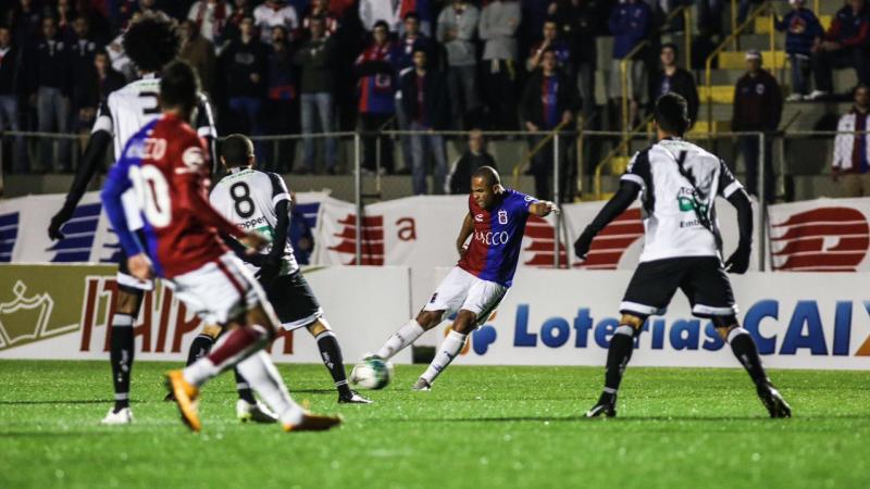 Atacante Lúcio Flávio finaliza a gol contra o Ceará. Foto: Parana Clube Oficial
