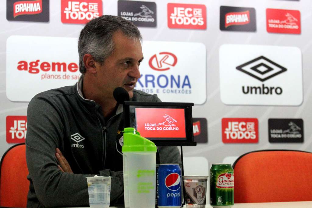 O técnico Lisca tem quatro desfalques para a partida desta terça-feira contra o Vila Nova
