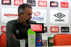 Lisca planeja reformulação no elenco do Joinville durante pausa na Série B