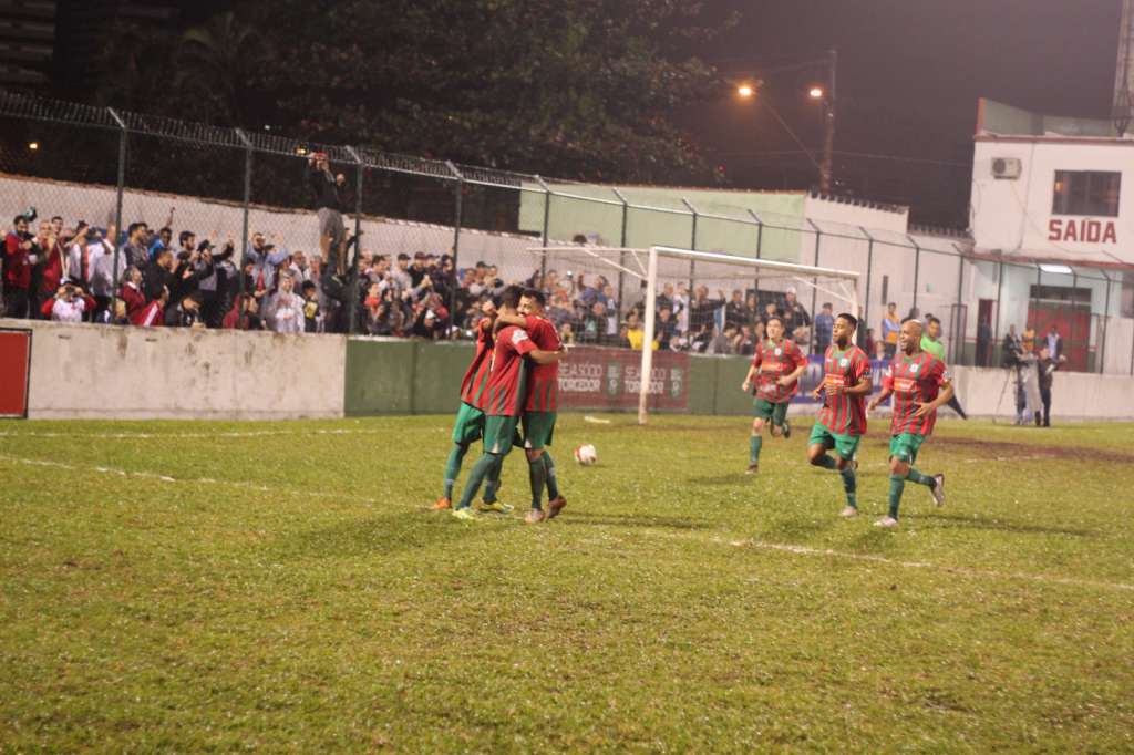 Sob forte chuva, o primeiro tempo foi marcado por um jogo muito truncado, com muitas faltas, escorregões e erros de arbitragem - Foto: Evandro Morais