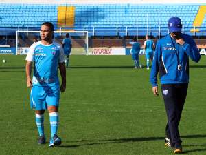 Série B: Renanzinho volta aos treinamentos e recebe o carinho do elenco do Avaí