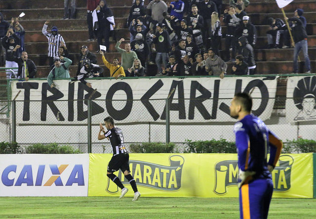 Artilheiro GIancarlo comemora com torcida do Galo Carijó. Foto: Tupi MG Oficial