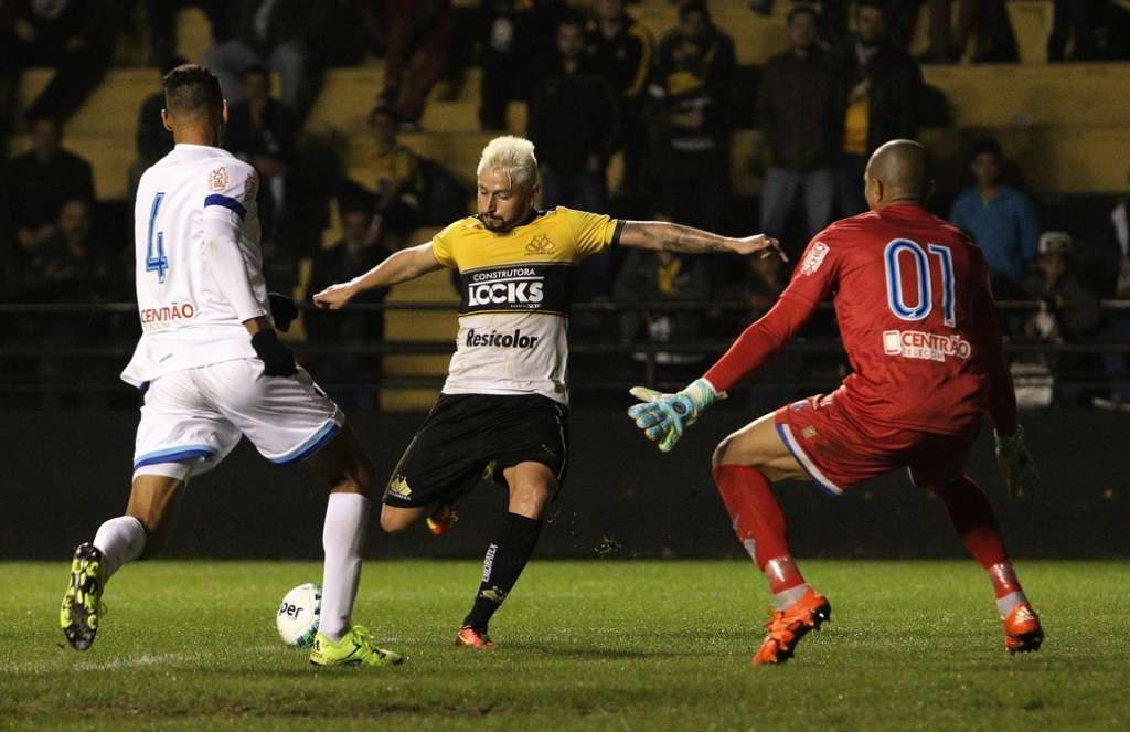 Elvis foi bastante vaiado durante o jogo contra o Paysandu e teve seu contrato rescindido pela diretoria do Criciúma - Caio Marcelo/Criciúma