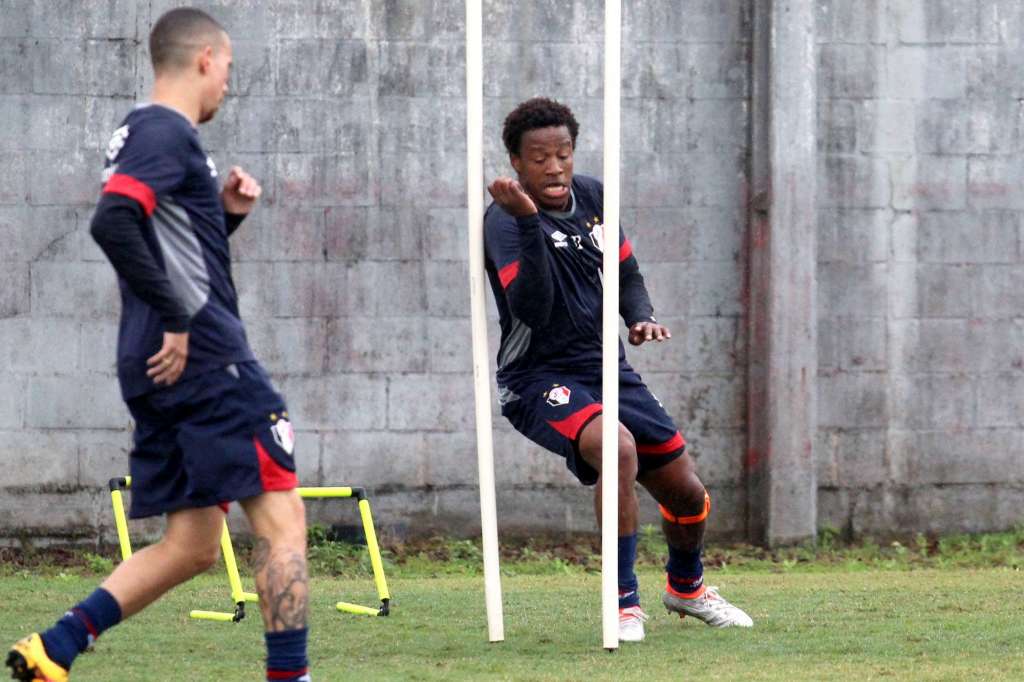 Meia-atacante conversou com a diretoria e deve retornar ao futebol europeu - Divulgação / Joinville