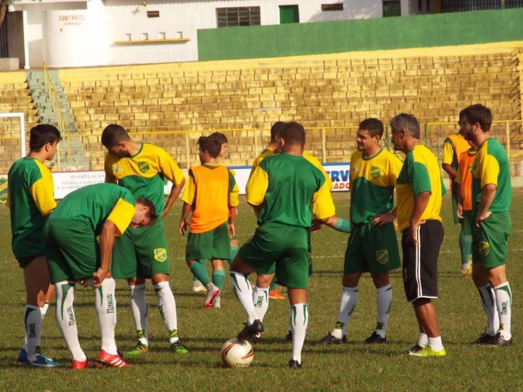 O técnico Baroninho conversou bastante com os jogadores durante a semana (Tiago Pavini/Assessoria de Comunicação XV de Jaú)