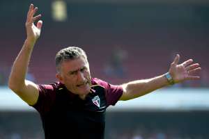 Bauza é apresentado na Argentina e avisa: 'Farei o possível para que Messi volte'