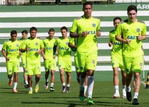 Série B: Léo Condé perde titulares do Goiás, mas aproveita semana de treino