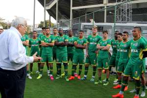 Jogadores do Vasco se reapresentam e estreiam novo campo de treinamento