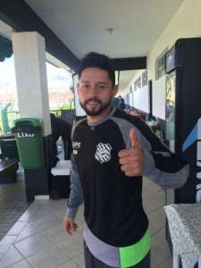 Recém-dispensado pelo Criciúma, meia Élvis acerta com o Figueirense