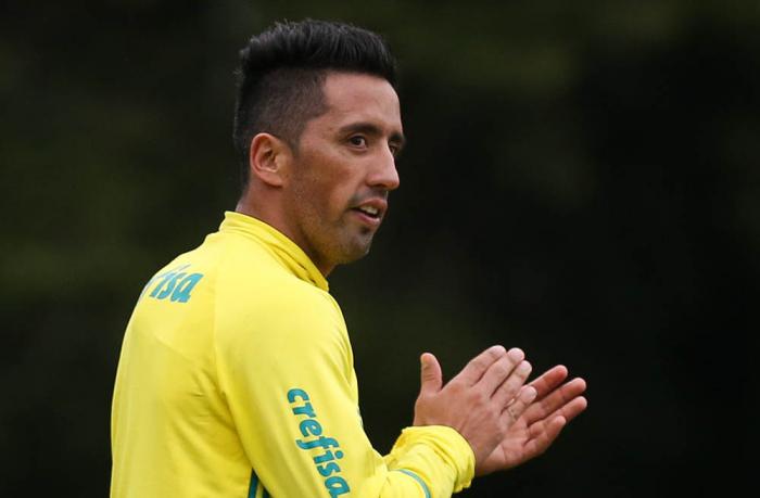 Lucas Barrios para por quatro semanas no Palmeiras