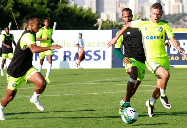 Léo Condé quebra a cabeça para montar o ataque do Goiás