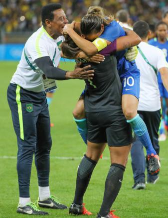 Marta busca consolo nos braços da goleira Barbara