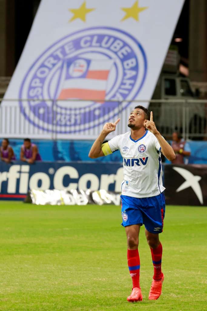 Hernane comemora, mas o gol tricolor foi dado pela arbitragem para Allano - Felipe Oliveira/EC Bahia