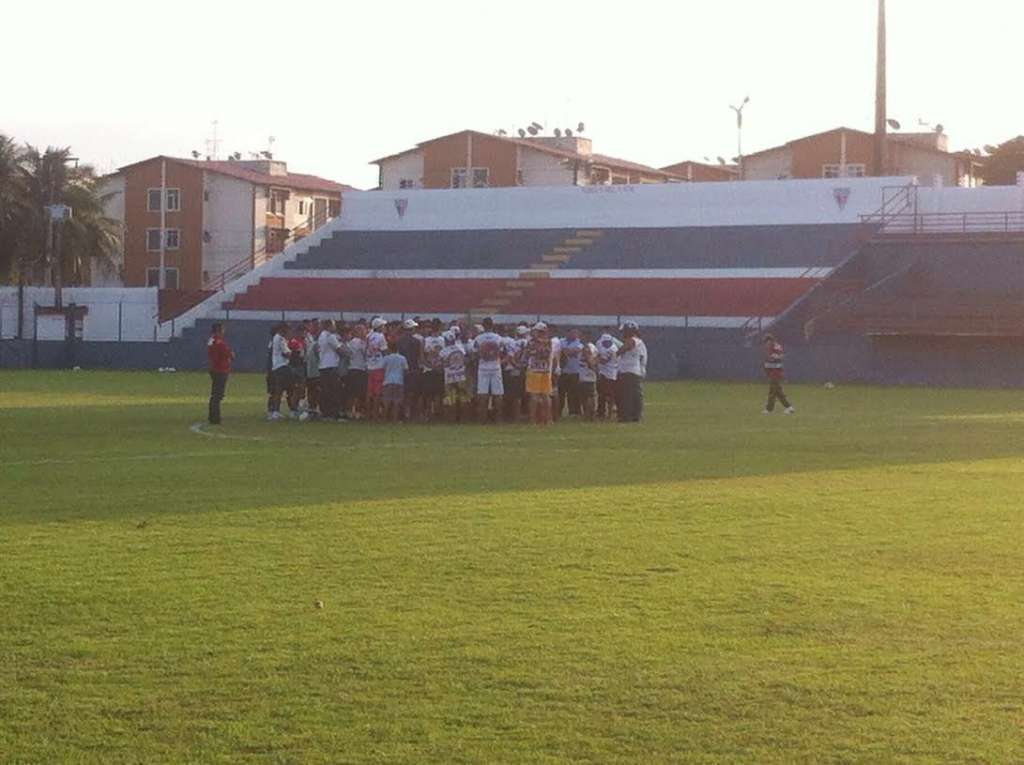 Torcedores do Fortaleza invadiram o treino nesta quarta. (Foto: Anderson Azevedo / Tribuna Band News)