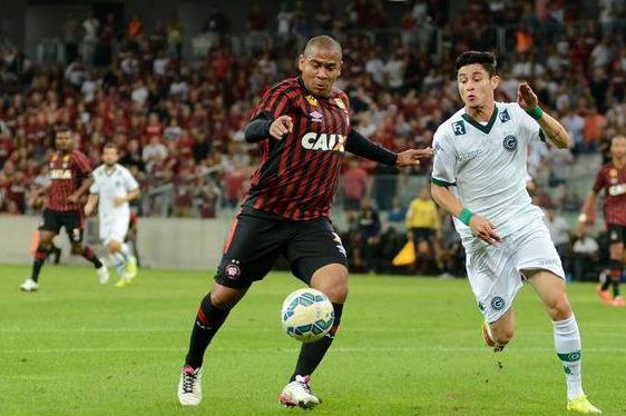 O atacante Walter está muito perto de trocar o Atlético-PR pelo Goiás