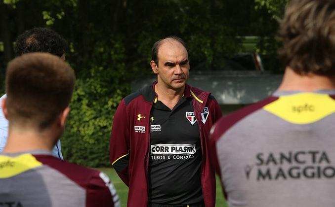 Após dois jogos fora, Michel Bastos volta a ser relacionado no São Paulo