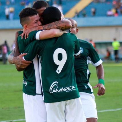 Goiás sofreu, mas conseguiu ganhar do Tupi e deixou a zona de rebaixamento da Série B