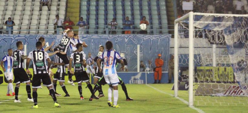 Gilvan sobe mais do que a defesa e marca um dos gols do Papão em cima do Ceará. Foto: Fernando Torres