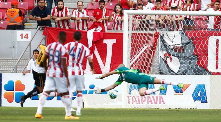 Alex Maranhão acerta o canto esquerdo de Júlio César e faz o gol do Criciúma. Foto: André Ney