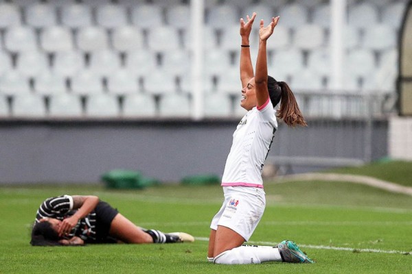 Autora de um dos gols do Santos, Suzane comemora a classificação (Fotos: Pedro Ernesto Guerra Azevedo/Santos)