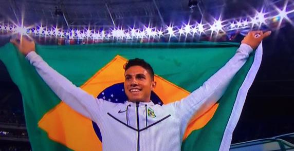 Thiago Brás conquistou ouro no salto com vara com recorde olímpico