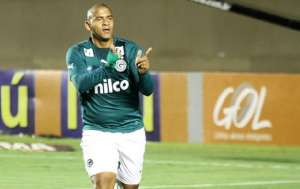 Série B: Walter desembarca para assinar com Goiás e é recepcionado por torcedores